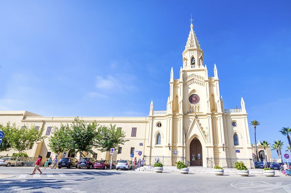 Vista frontal del Santuario de Regla en Chipiona, Cádiz.