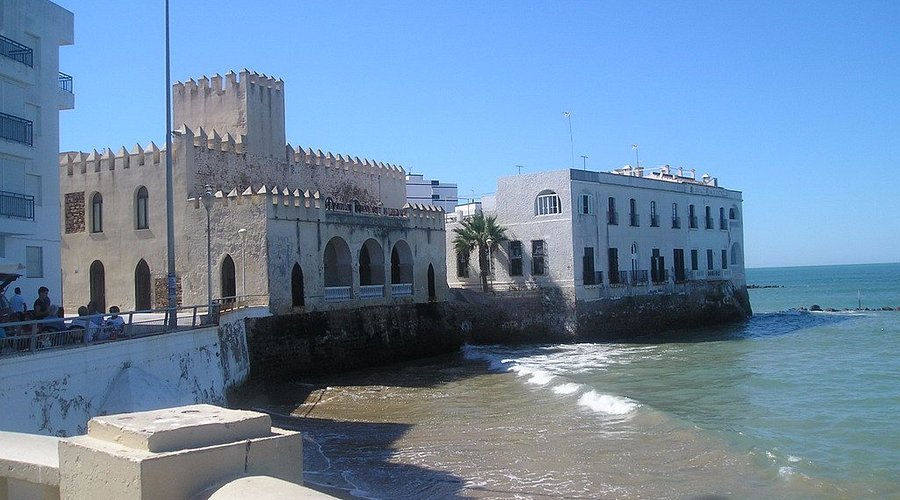 Castillo de Chipiona, un monumento histórico junto al mar.