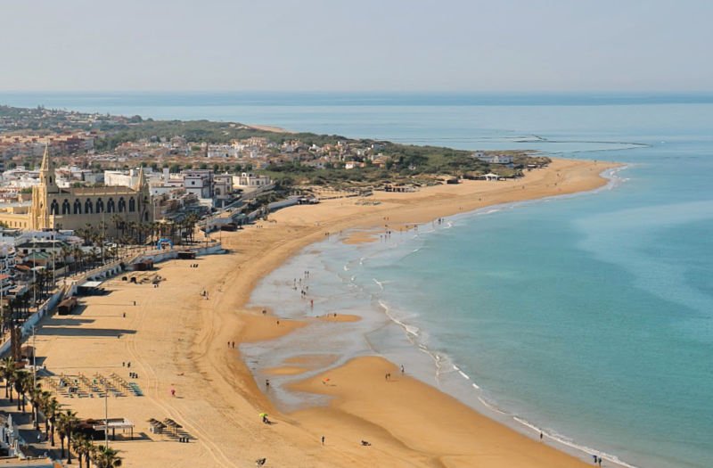 Vista aérea de Chipiona, mostrando sus playas, faro y monumentos