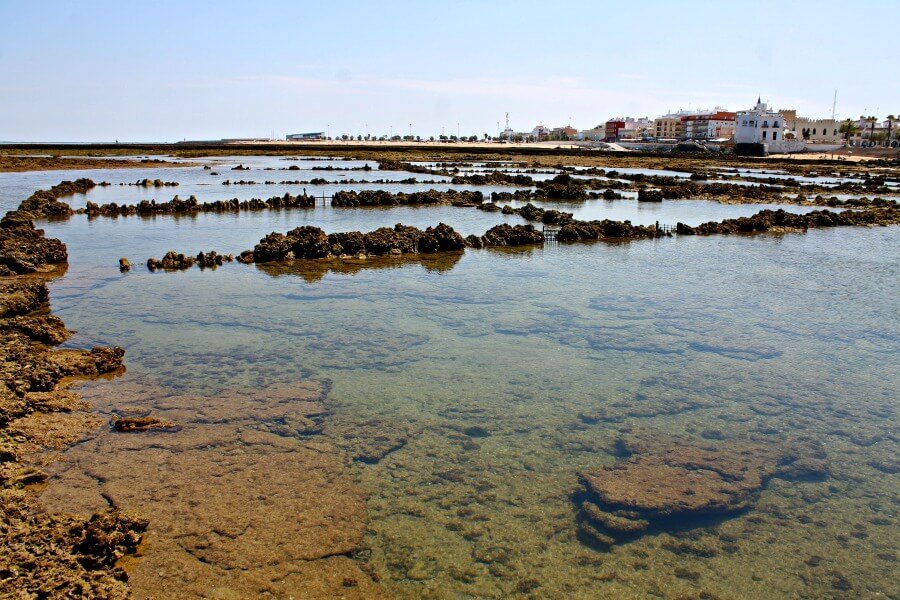 Corrales de pesca en Chipiona al atardecer, una tradición pesquera única